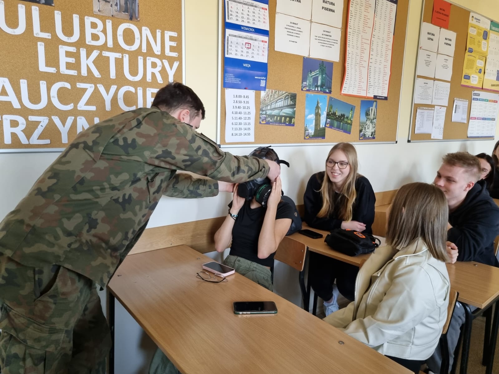 Żołnierze szkolą uczniów z technikum w Radzionkowie - 13ŚBOT